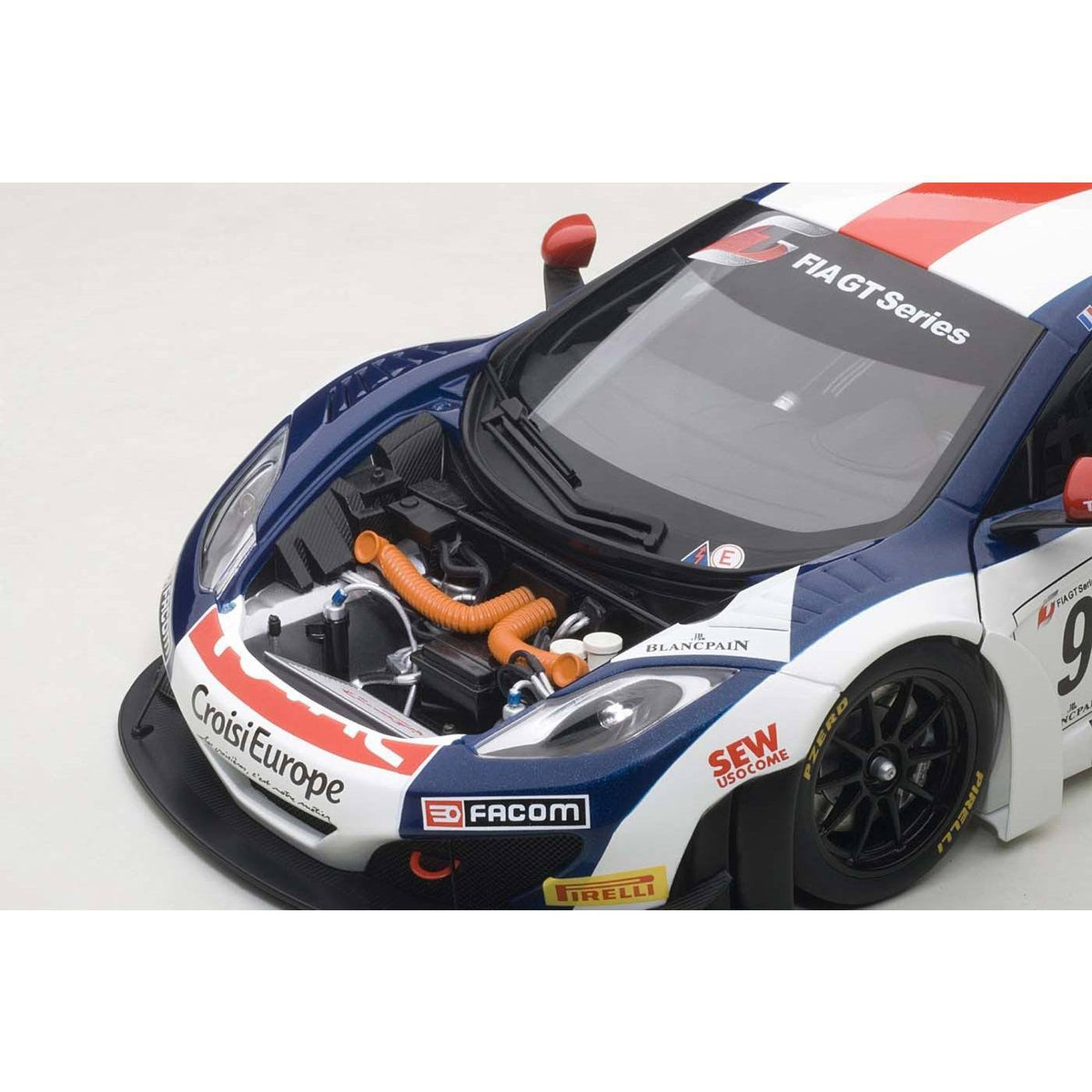 McLaren 12C GT3 Red Bull 1/18 by AUTOart I873903